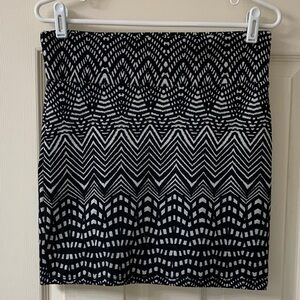 🌷3 for $25🌷Candy Couture, US S, Black & White Geometric Print Bodycon Mini Skirt